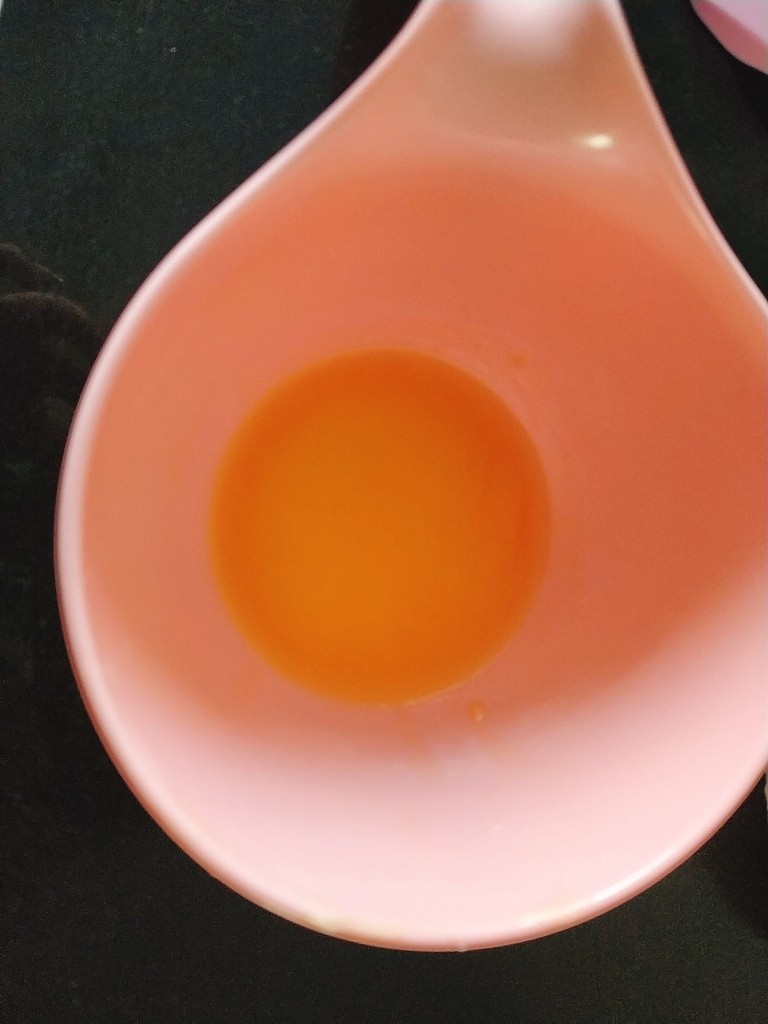 椰蓉心形面包,在面团发酵的时候我们来制作馅料;黄油隔水加热融化液体;