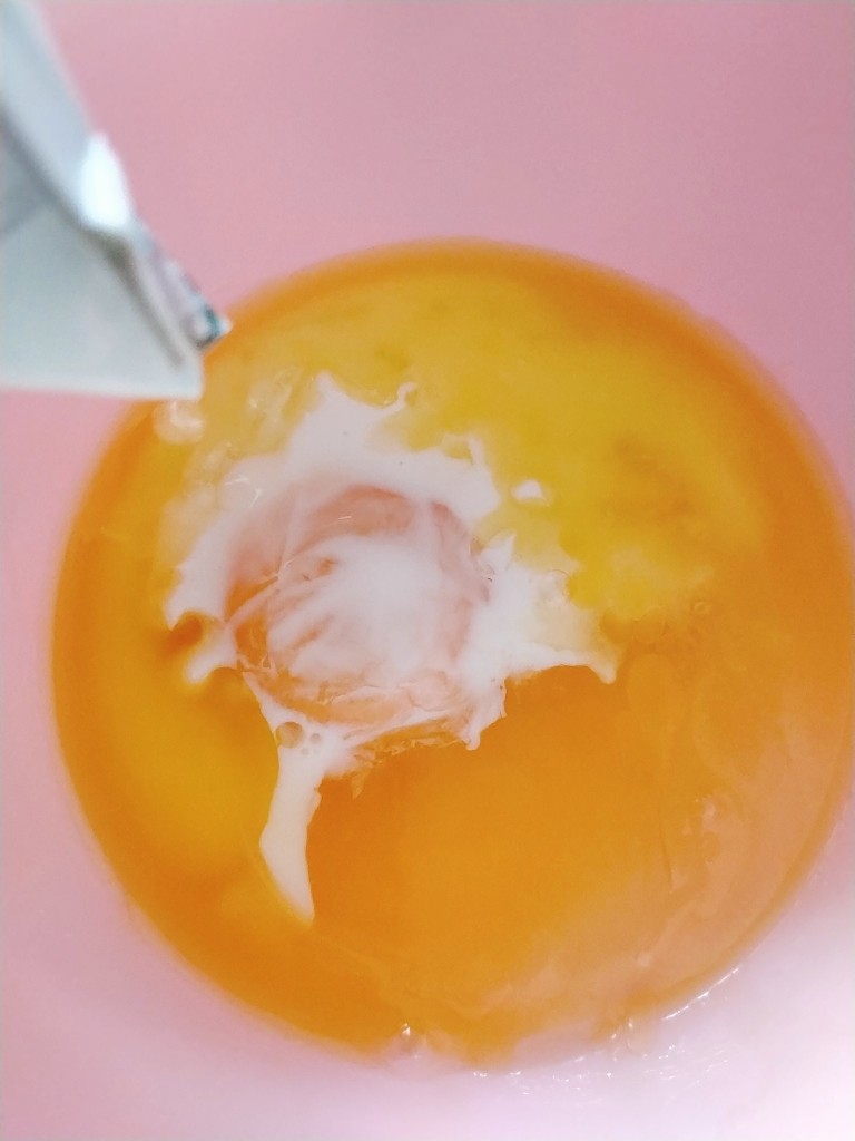椰蓉心形面包,加入淡奶油;