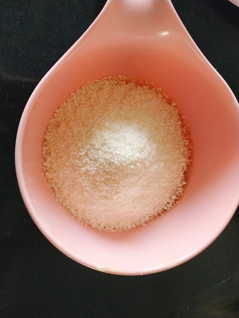 椰蓉心形面包,加入全脂奶粉和椰蓉;