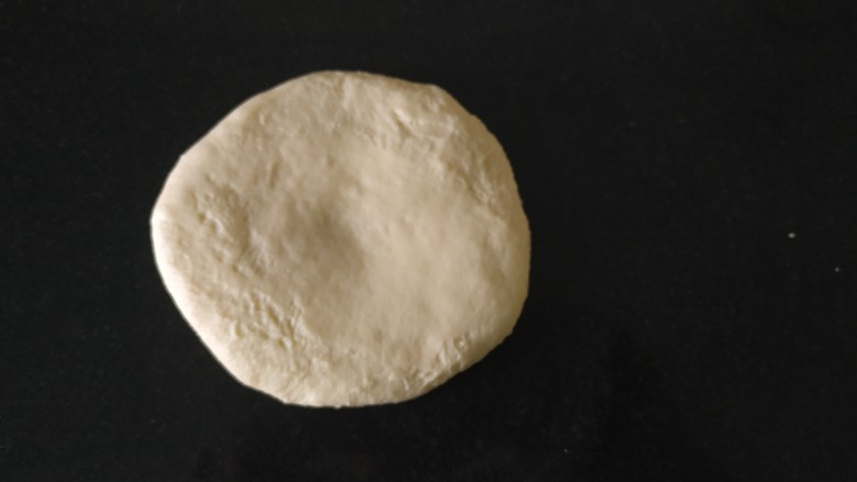 椰蓉心形面包,按扁,用擀面杖擀成圆饼;
