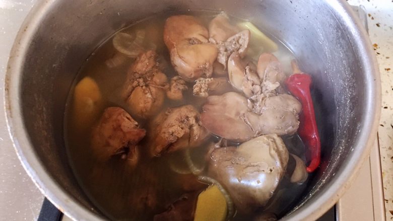 盐水鸡肝,锅中留有汤汁,用来浸泡鸡肝,泡的时间长就更容易入味