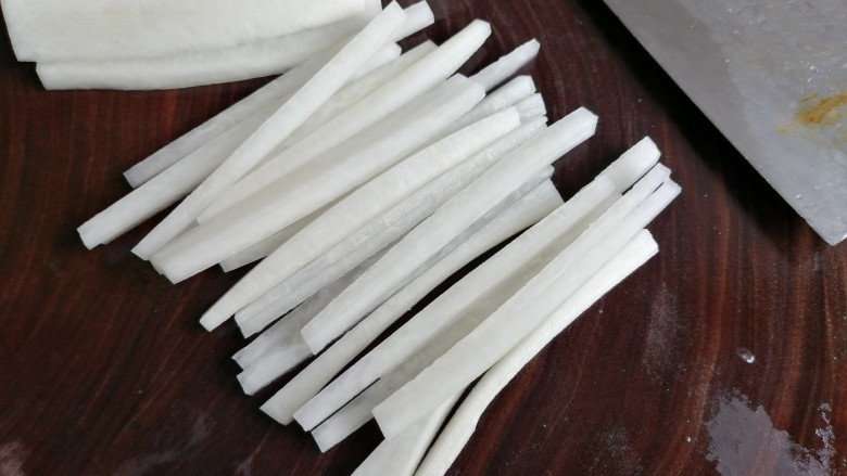萝卜丝枸杞鲫鱼汤,萝卜刮皮后,切成细条状。