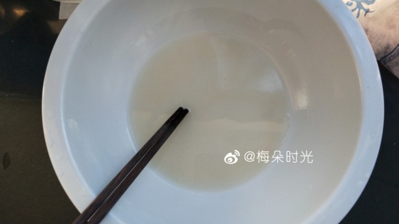 卡通馒头—小熊猫馒头,水,酵母,白糖,混合融化。