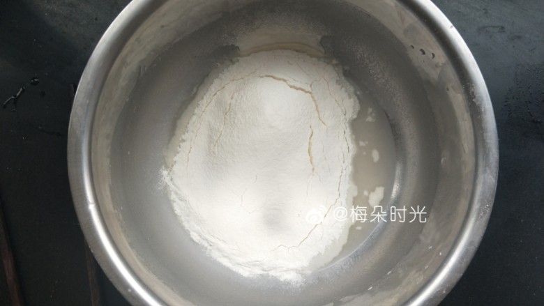 卡通馒头—小熊猫馒头,筛入面粉,和成面团。