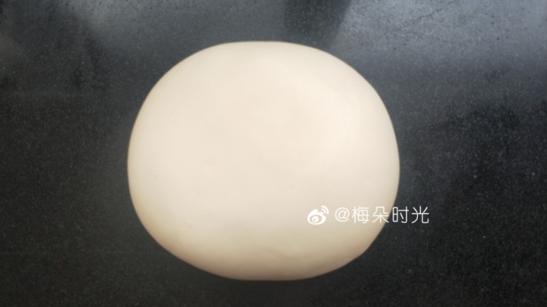 卡通馒头—小熊猫馒头,揉至表面光滑。揉面过程中尽量不要往里加干面粉。