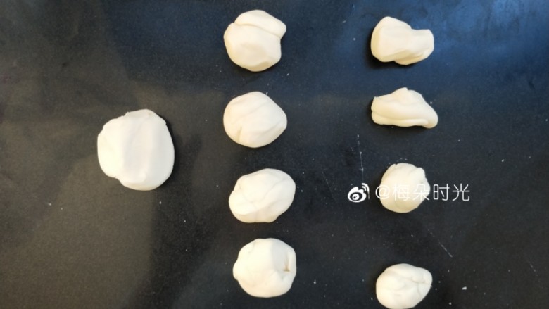 卡通馒头—小熊猫馒头,然后分面团,20克4个。12克4个。剩下的放着待用。