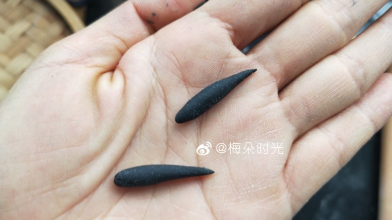卡通馒头—小熊猫馒头,再用压耳朵的圆形模具压出16个圆形,每个圆形搓成水滴形来做熊猫的四肢。
