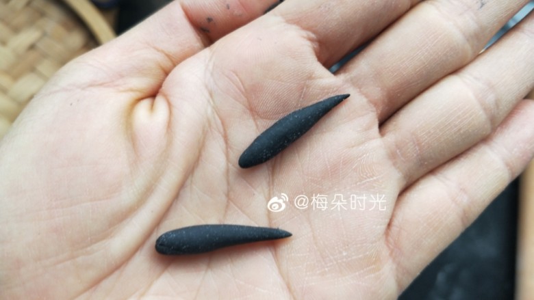 卡通馒头—小熊猫馒头,再用压耳朵的圆形模具压出16个圆形，每个圆形搓成水滴形来做熊猫的四肢。