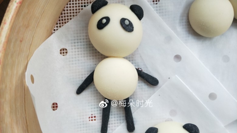 卡通馒头—小熊猫馒头,四肢稍微长一点,如果太短的话一发酵,一蒸,会看不到了。