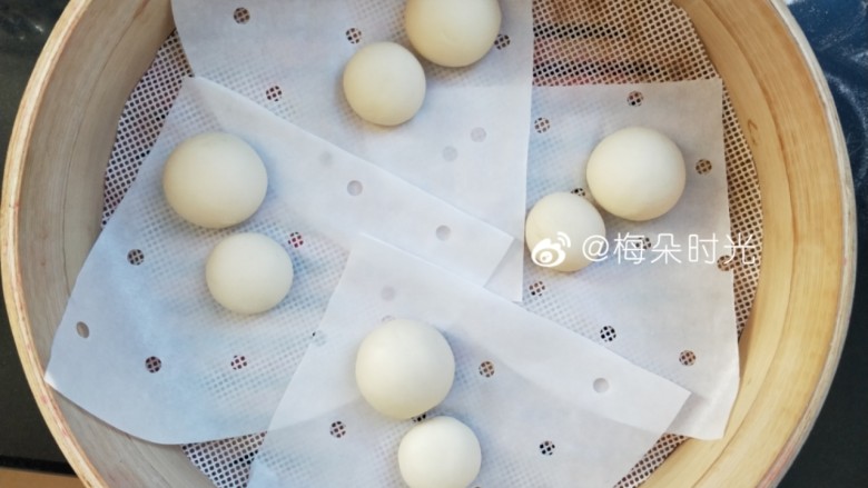 卡通馒头—小熊猫馒头,放进笼屉里,大的在上,小的在下,两个面团之间留一点发酵的距离。