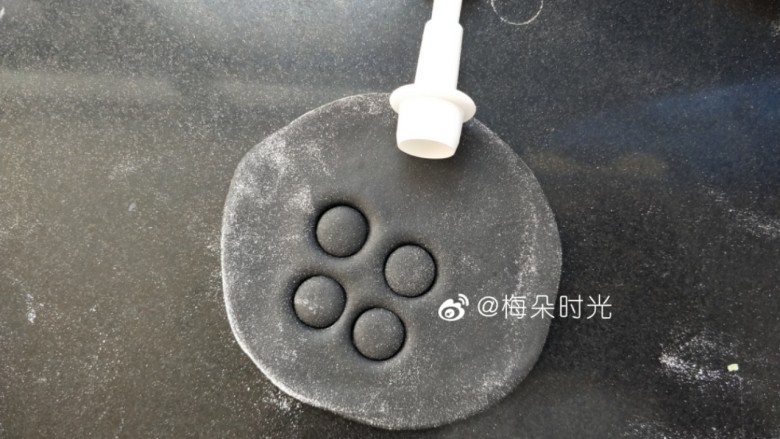 卡通馒头—小熊猫馒头,剩下的面团留出来一点白色待用,其余的加入竹炭粉揉成黑色面团,擀成片,用圆形模具压出四个圆形。