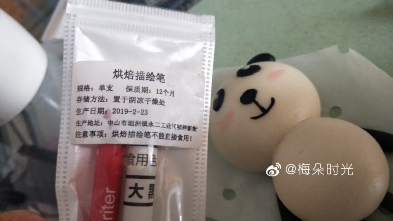 卡通馒头—小熊猫馒头,蒸好以后,用黑色烘培笔给每个小熊猫画上鼻子,嘴巴。没有烘培笔的话可以在制作面团的时候直接用黑色面团做出鼻子嘴巴。