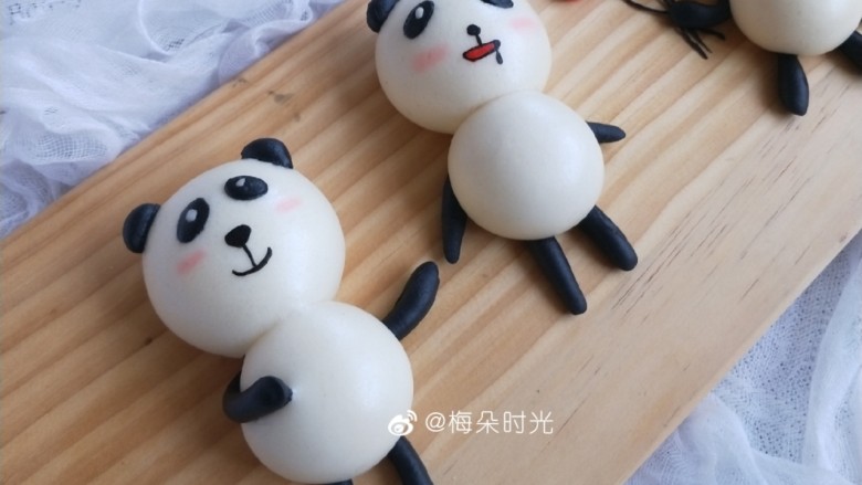 卡通馒头—小熊猫馒头,有朋友会问怎么才能做到蒸出来表面这么光滑?
揉面很关键,揉面一定要揉透,揉好的面团是否光滑决定成品是否光滑。揉面的时候要用掌根的力量揉。揉好的面团切开,组织是结实没有气孔的。100克面粉我通常用也就用六七分钟就揉好了。200克面粉大约10分钟。揉不到位,蒸出来表面会坑坑洼洼,揉过了,就容易皮心分离,蒸出来起大泡。
还有就是发酵。没发酵到位和发酵过头都会影响成品的效果。