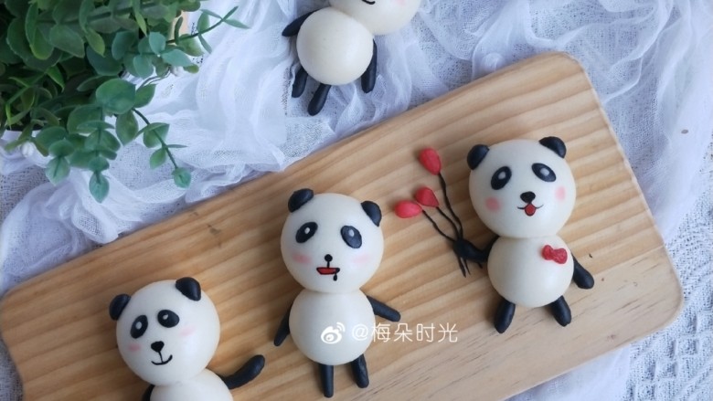 卡通馒头—小熊猫馒头,好了,超级可爱的熊猫🐼馒头就做好了,表情可以画成不一样的。