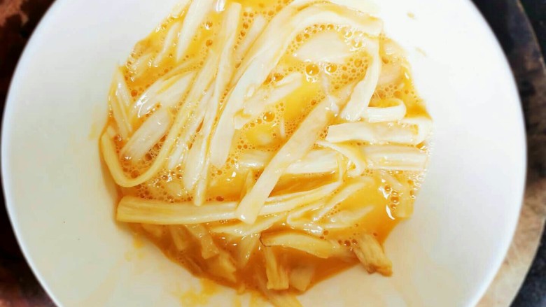 比肉还好吃的椒盐杏鲍菇,把杏鲍菇放进去,让每条杏鲍菇都沾到蛋液