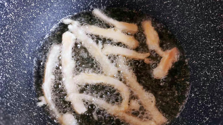 比肉还好吃的椒盐杏鲍菇,到油热六分就一根根的杏鲍菇放下去,这样才不会粘在一起,炸到熟就可以了捞起沥干油。