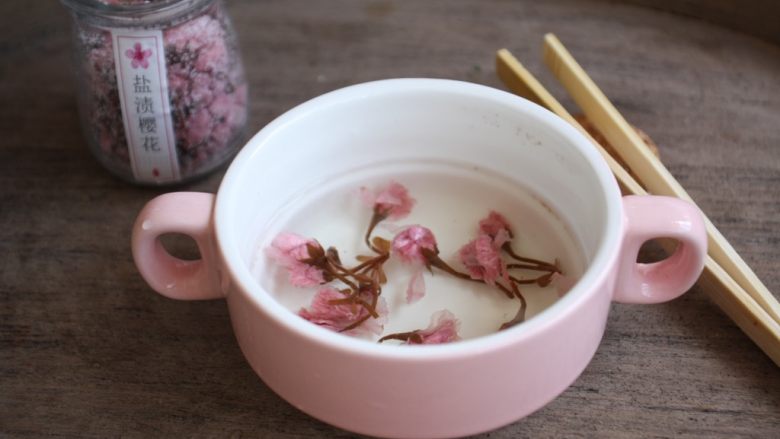 樱花饭团,樱花用清水浸泡1分钟,清洗一下,沥干水分。