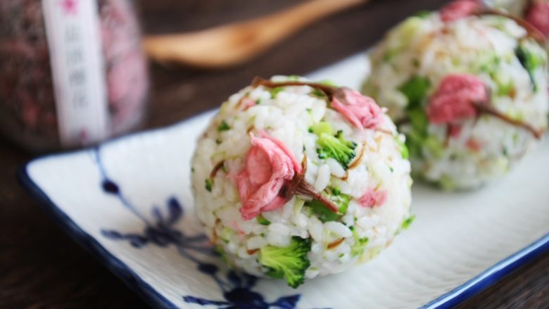 樱花饭团,做好的饭团可直接摆盘,也可放在便当盒里。