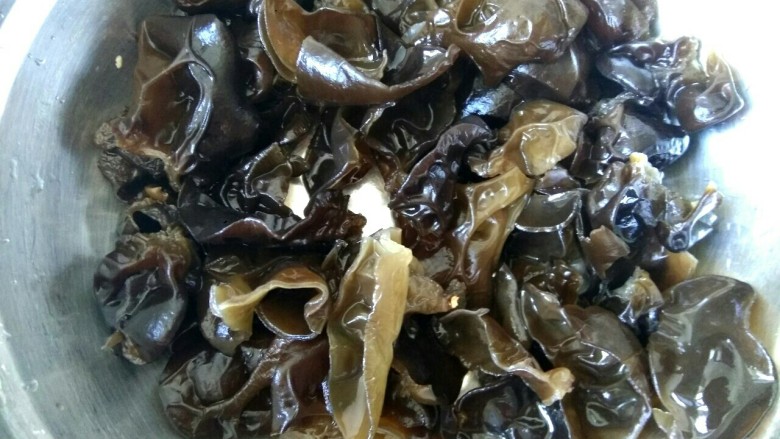 蒜苔木耳炒鸡蛋,<a style='color:red;display:inline-block;' href='/shicai/ 233'>木耳</a>提前泡发,洗净,撕成小块