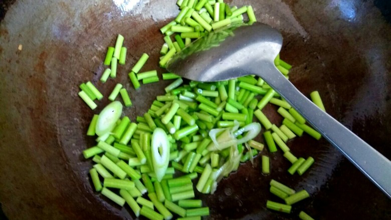 蒜苔木耳炒鸡蛋,加入蒜苔翻炒至变成翠绿色