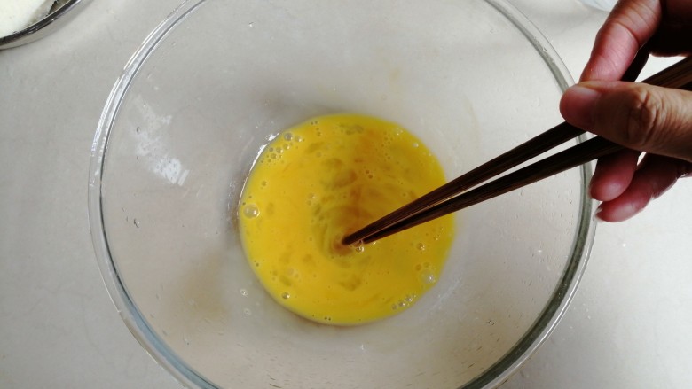 葱花蛋香馒头片,<a style='color:red;display:inline-block;' href='/shicai/ 9'>鸡蛋</a>划散。