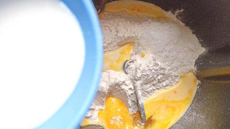 汉堡胚,除黄油,其它材料全部放入和面机中,和成面团,加入软化黄油继续和面