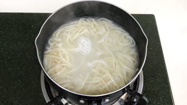 酸辣凉拌面,大火煮6~7分钟至熟。