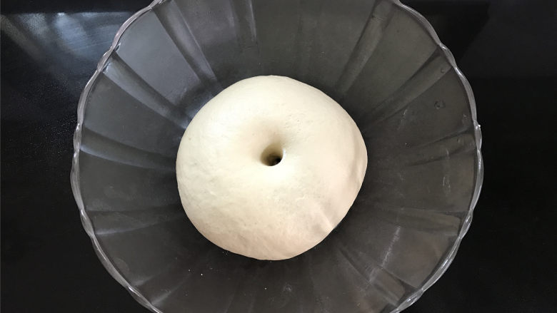玉米粉荷叶饼,把揉好的面团放温暖处进行发酵,至两倍大,手指蘸粉插入面粉中不回缩,不塌陷,发酵完成。