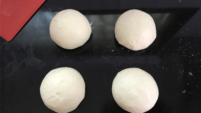 玉米粉荷叶饼,把发酵好的面团排气后匀分成4个剂子,滚圆后松弛一下。