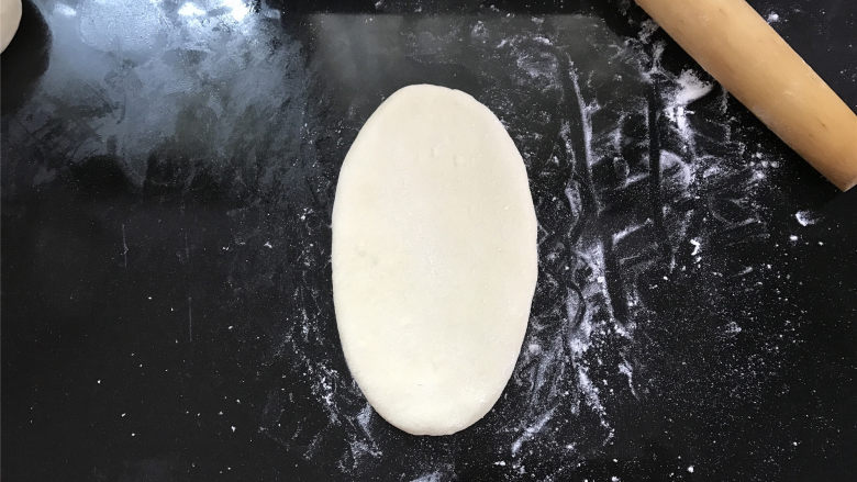 玉米粉荷叶饼,取一个松弛好的面团,擀成长状,