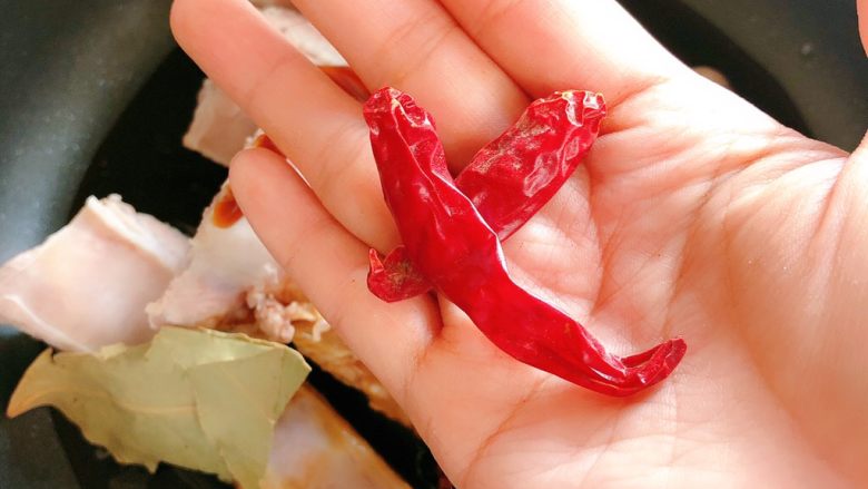 香烤排骨,加干辣椒,加这个是提味的,两个不辣