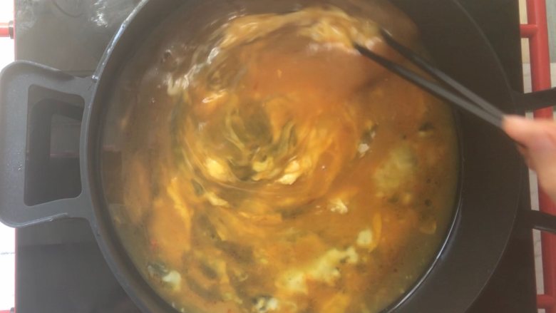 抱蛋大虾,平底不粘锅烧热后倒入鸡蛋液,小火划圈不断搅动。