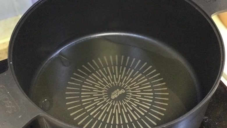 鲫鱼汤,锅内适量油烧热。