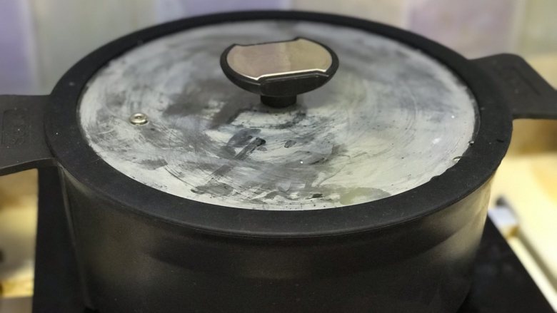 鲫鱼汤,盖盖大火烧开后转小火炖煮1个小时。