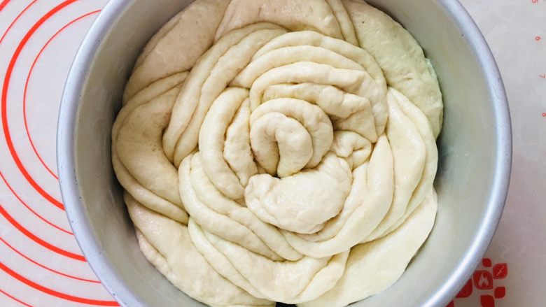 蜜豆手撕包,收口朝上,全部放入八寸蛋糕活底模。