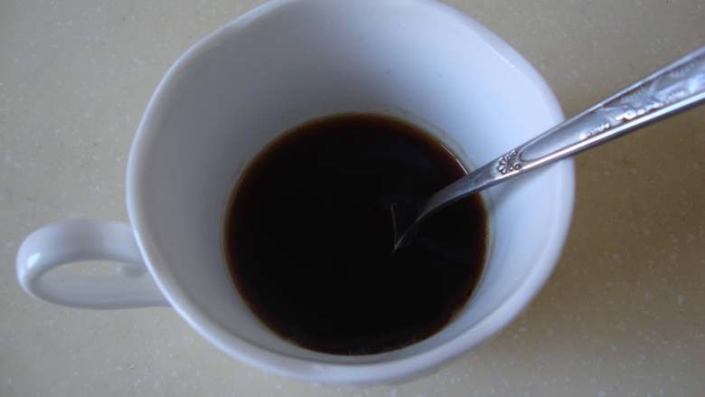 花式咖啡:卡布奇诺,用热水冲开至杯子的1/3