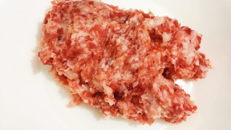 麻婆豆腐,猪肉剁成泥,装盘备用