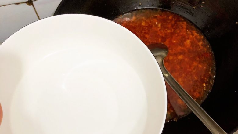 麻婆豆腐,加入适量清水,根据豆腐多少决定。可加开水(节约时间)