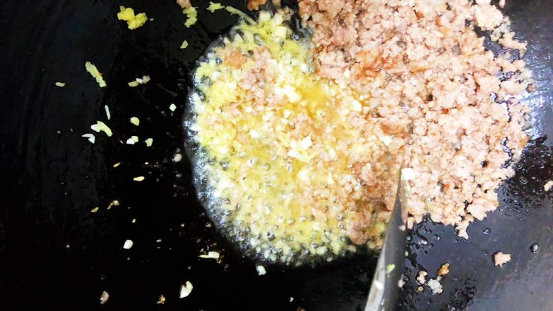 麻婆豆腐,将肉末推至锅边,放入姜末、蒜末炒香