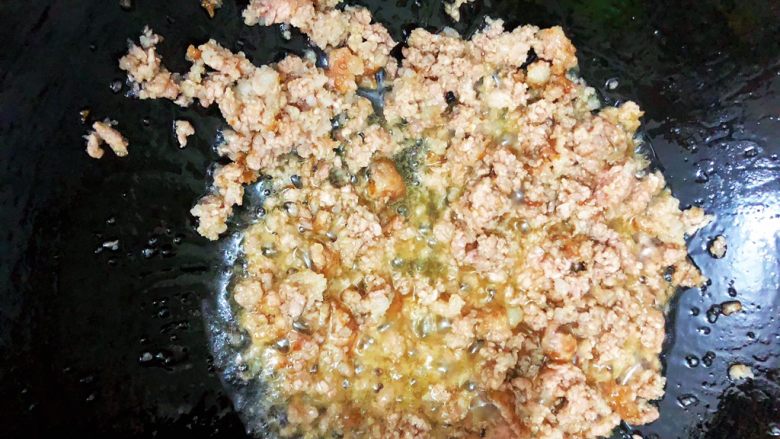麻婆豆腐,待油温升高后,放入剁好的肉末,煸炒肉末至微微金黄🌟