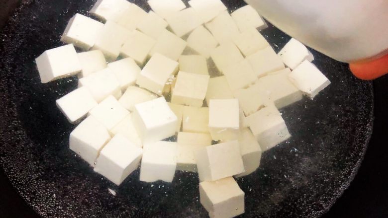 麻婆豆腐,放入切完备好的豆腐丁,加入少许盐(这一步是为了去除豆涩味)