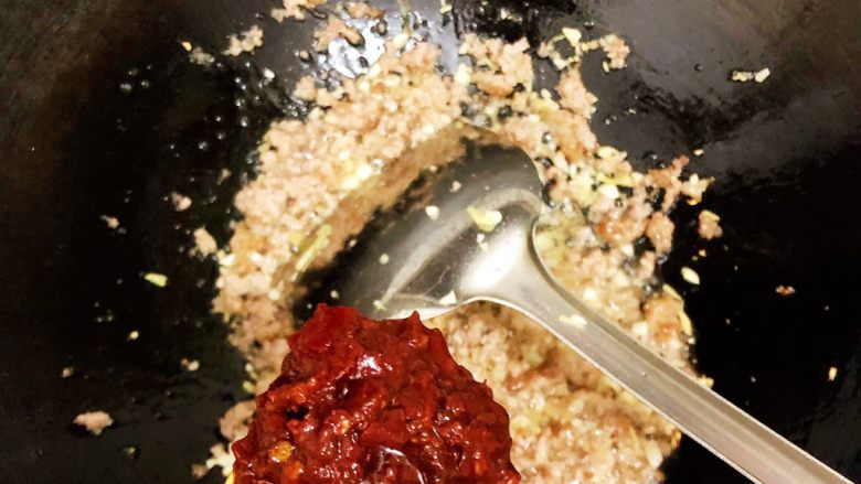 麻婆豆腐,然后加入豆瓣酱(1大汤匙)搅拌炒香,炒出红油即可