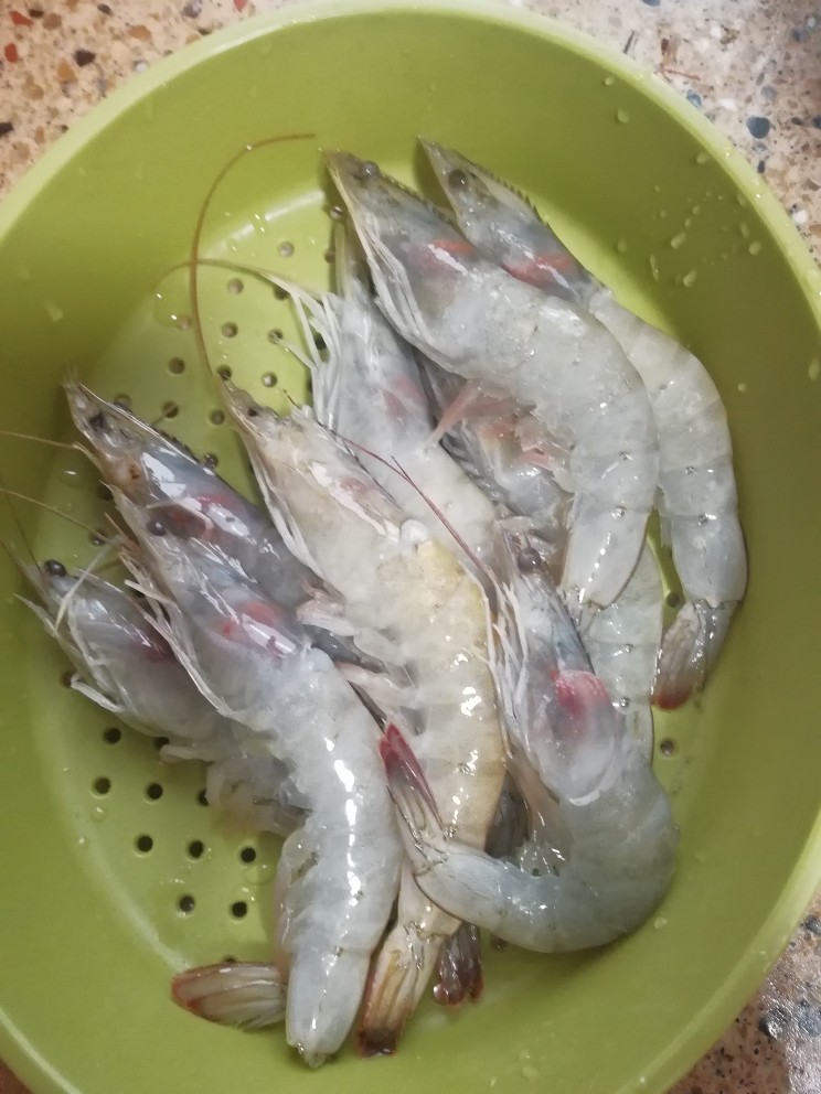 油炸大虾,准备好大<a style='color:red;display:inline-block;' href='/shicai/ 300'>虾</a>，可以去下<a style='color:red;display:inline-block;' href='/shicai/ 300'>虾</a>线