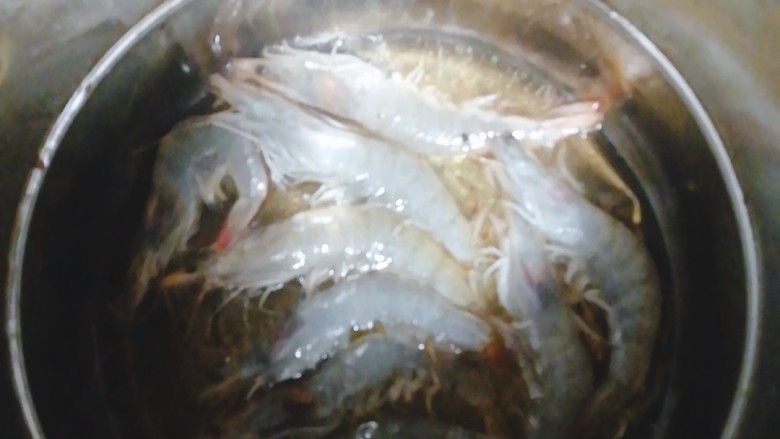 油炸大虾,把虾放入油锅
