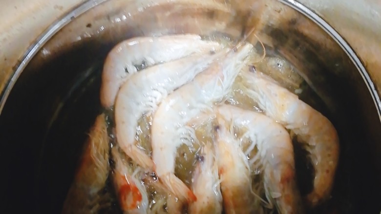 油炸大虾,翻身,两面都炸变色,中火,再捞出