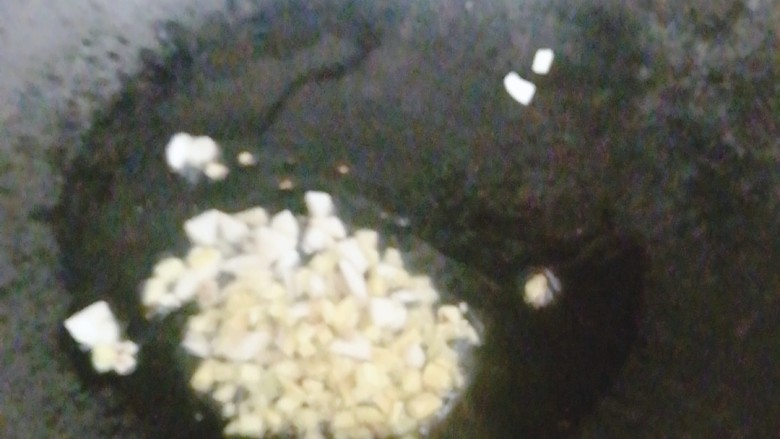 油炸大虾,另起油锅,放入姜蒜