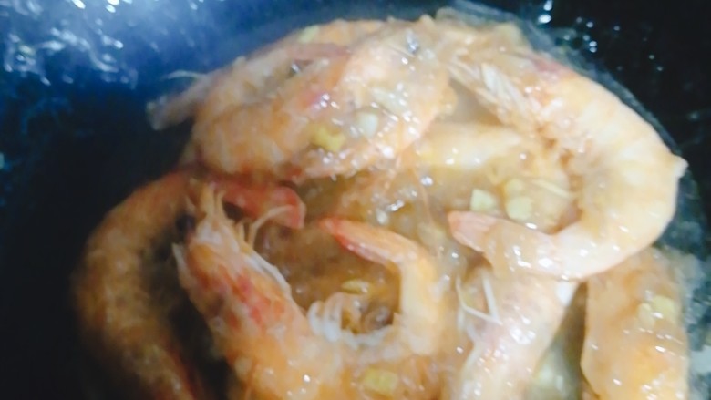 油炸大虾,翻炒,再煮开