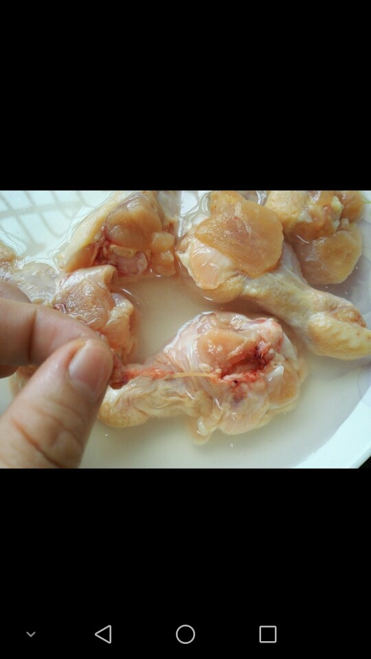 红烧土豆鸡翅根,将鸡翅根的筋挑出,这样吃的时候口感会更好