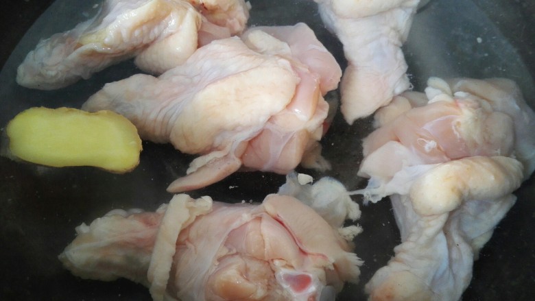 红烧土豆鸡翅根,鸡翅根上面划上几道以便更入味,然后放入锅内焯水