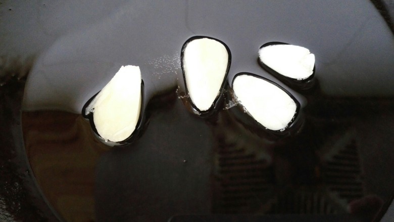 红烧土豆鸡翅根,锅内放油烧热,放入蒜片煸炒香
